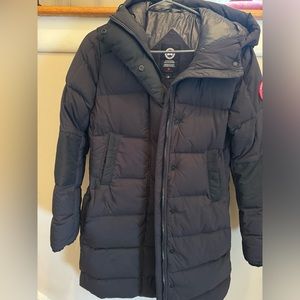 Women’s Canada Goose Alliston winter Jacket size small.